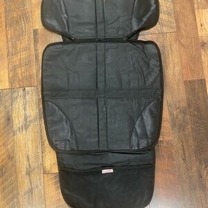 Munchkin car seat protector in black